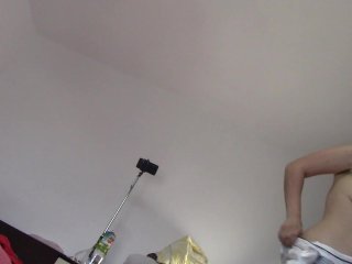 Esposa sexy se diverte experimentando roupas e cortando-as. Morena dança nua pela casa.