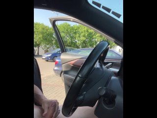 Intento de exhibicionismo en un estacionamiento: riesgo real 2.