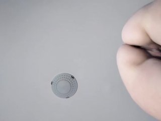 Moglie amatoriale fa i lavori domestici nuda. Latina con figa pelosa e culo grosso.