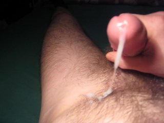 Seul, j'avais trop envie de me masturber. Mon sperme coule a flot le long de ma