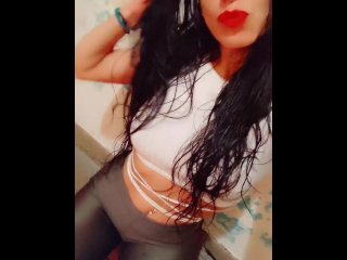 Humo. Labios rojos.