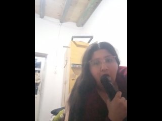 Chupando un dildo negro y grueso! Espero que algún día sea una verga real 😉🤤
