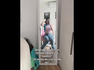 chica de pelo azul juguetona