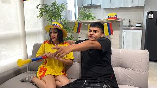 Mi cachonda latina mejor amiga me espera sin ropa interior y apuesta su rico coño mojado si llega a ganar su equipo. ¡Especial del mundial 2026!