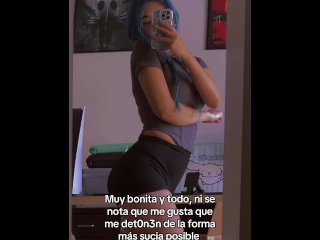 chica traviesa de pelo azul