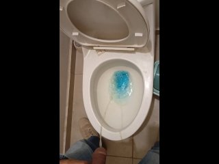Llendo al baño orinando