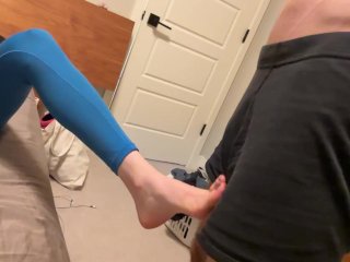 He couldn’t handle her foot teasing… FOUR huge cumshots followed 💥 Full video on profile